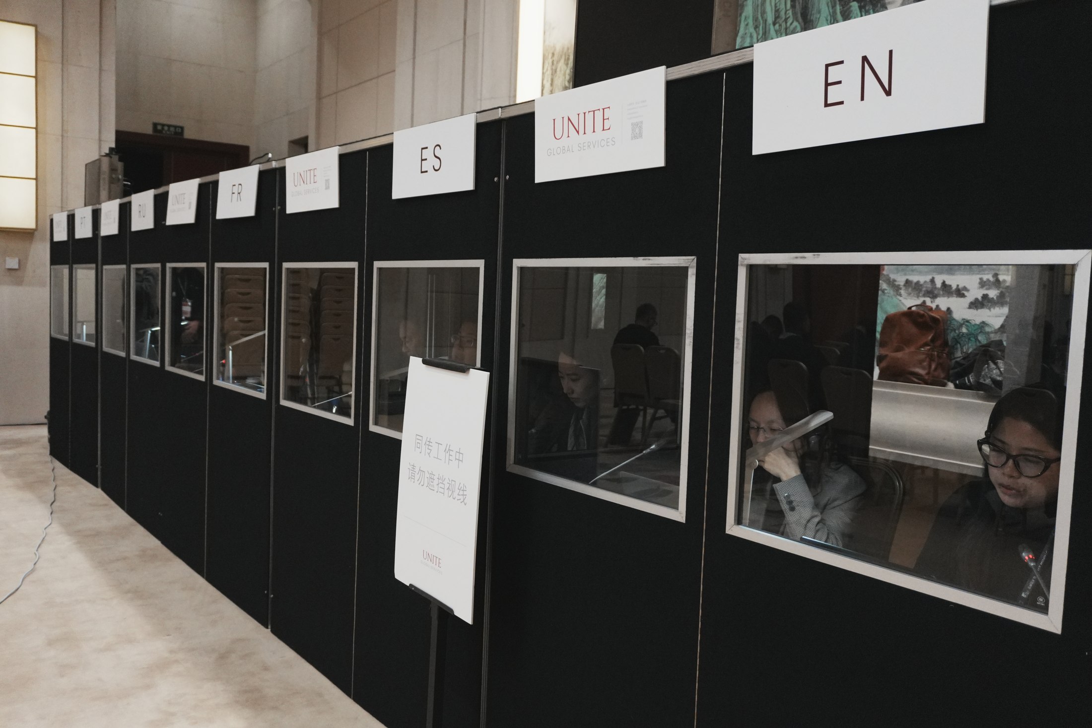 Multilingual simultaneous-interpreting booths